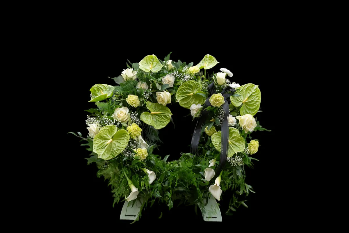 Coroană funerară din flori albe și verzi